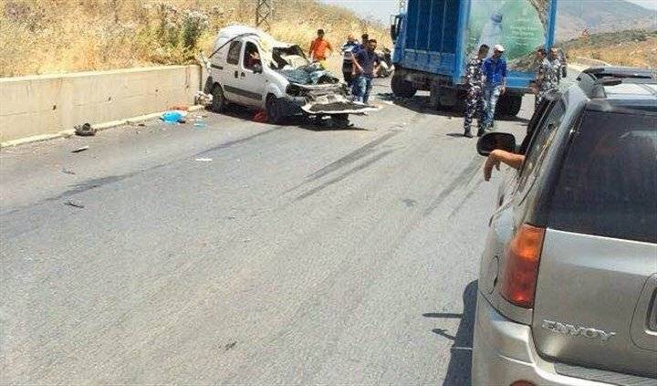 حادث سير مروع.. شاحنة تجتاح 14 سيارة في النبطية!