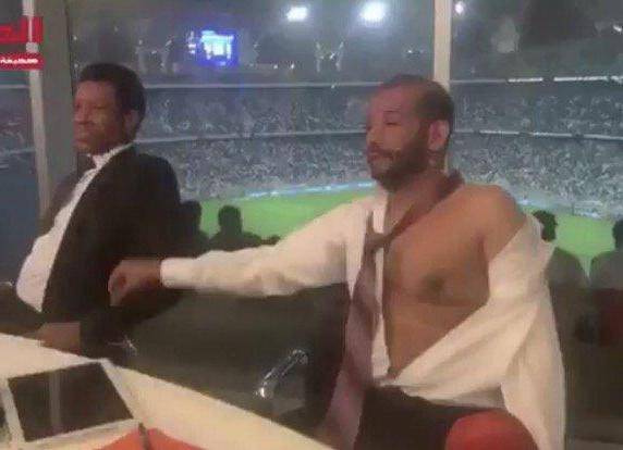بالفيديو امر غريب يحصل للاعب سعودي وبجانبه الدعية في مباراة الهلال