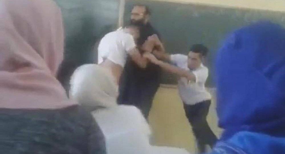 بالفيديو...اشتباك عنيف بالأيدي بين أستاذ وتلاميذه