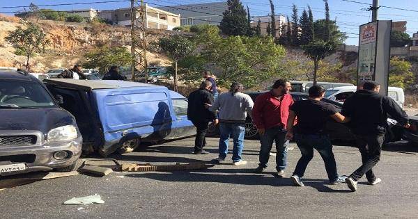 بالفيديو والصور: شاحنة اجتاحت 14 سيارة على دوار كفررمان النبطية