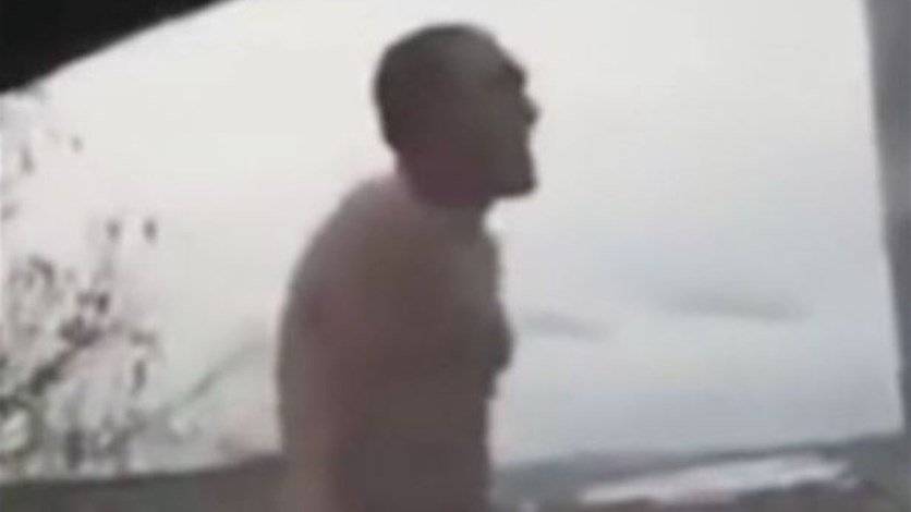 بالفيديو - مشى عاريًا في الشارع بالبرد القارس... ماذا حصل بينه وبين حبيبته؟
