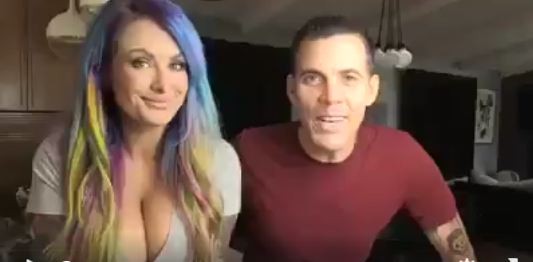 بالفيديو: ما فعله هذا الرجل بصدر المرأة الجميلة لا يصدق!!