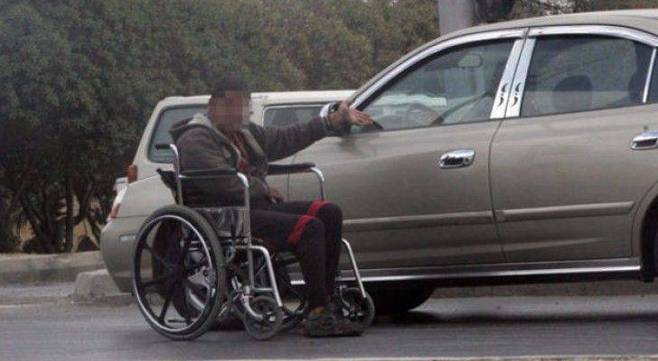 في الأردن .. متسوّل على كرسي متحرك يحتال على الناس يومياً بمئات الدنانير!