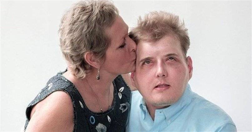 بالفيديو - شاهد.. أم تلتقي بوجه ابنها بعد عام من وفاته !
