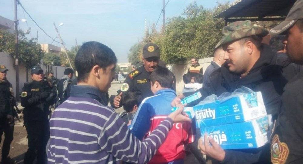 بالفيديو...القوات العراقية توزع الطعام والملابس على أهالي الموصل