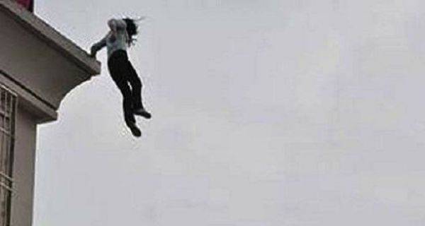 لبنانية رمت نفسها من على سطح منزلها و السبب زوجها...