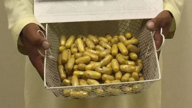 ضبط كيلوغرام من الهيروين داخل أحشاء مسافر بالرياض