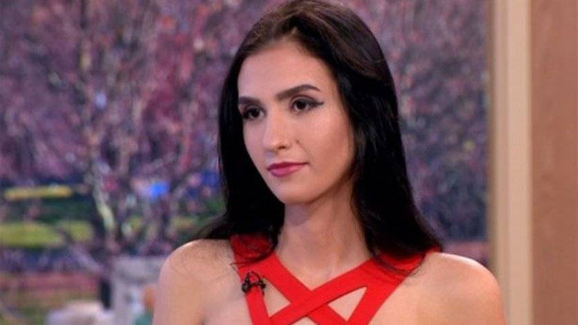 بالفيديو: شابة رومانيّة تعرض عذريتها للبيع مباشرة على الهواء... لن تصدّقوا الثمن!