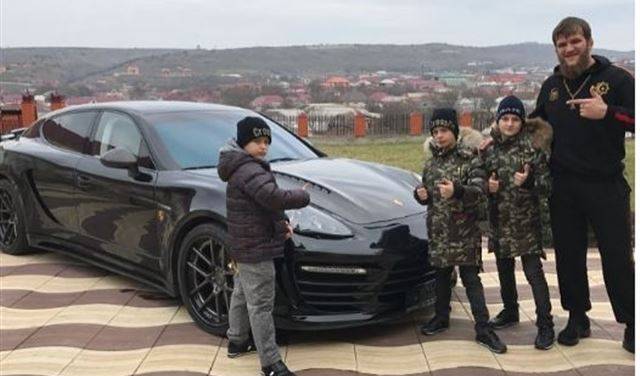 أبناء قاديروف يهدون مدربهم سيارة بورش باناميرا