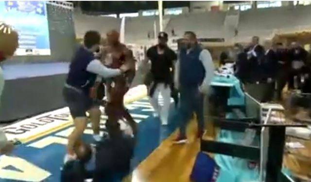 بالفيديو.. لحظة اعتداء لاعب كمال أجسام على لجنة التحكيم