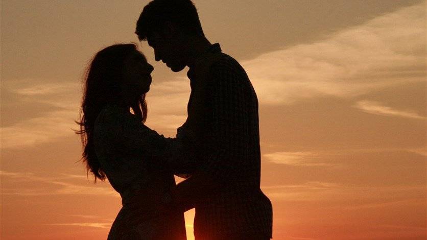 10 تصرّفات يقوم بها تؤكّد أنّه مُغرم بك