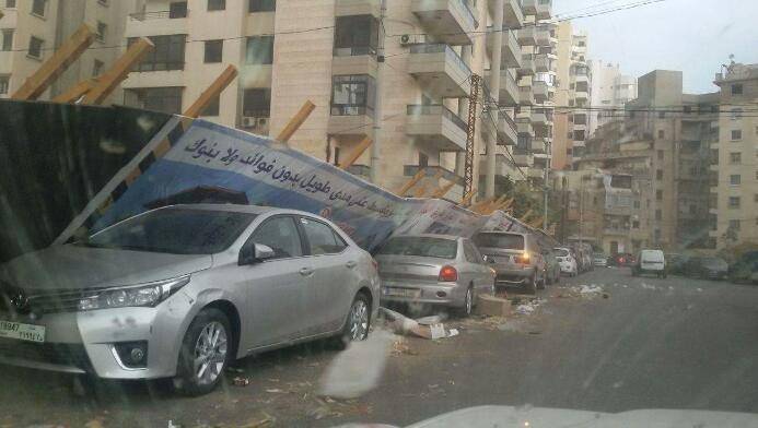 العاصفة في طرابلس تسببت بتضرر سيارات وزحمة سير
