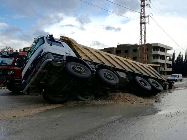 الامطار تسببت بانزلاق شاحنة على طريق عام طورا