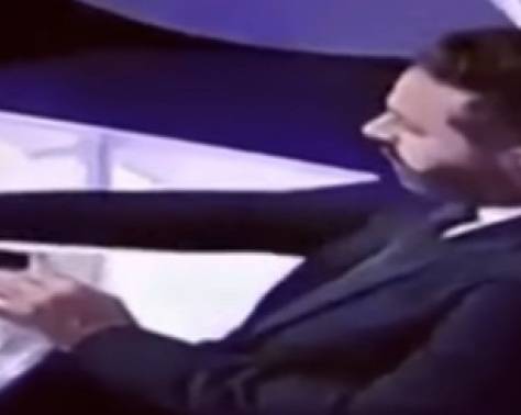 بالفيديو: إعلامي يفصل من عمله لأنه لعب "كاندي كراش" على الهواء!!