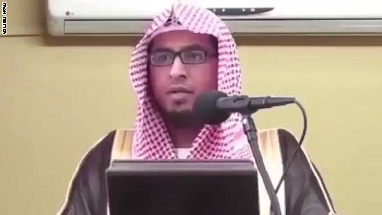 بالفيديو داعي سعودي  يحرم  تعلم البنت الطب والصيدلة : كلنا فحول ونشتهي الجميلات