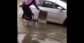 بالفيديو.. ماذا فعل معلم للوصول إلى سيارته الغارقة في المياه!!
