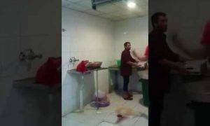بالفيديو... شاهدوا كيف يدوس هذا العامل الطعام بحذائه قبل أن يقدّمه للزبائن!