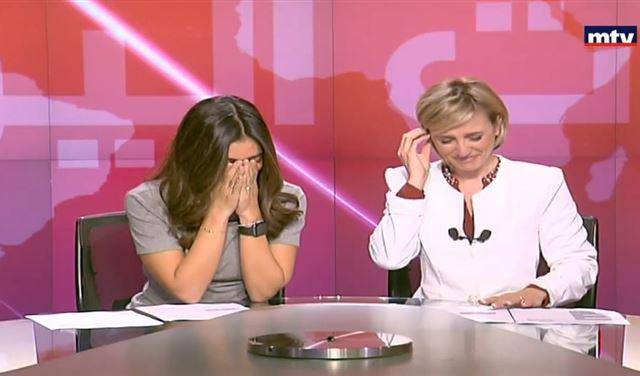 بالفيديو: ما الذي تسبب بإصابة مذيعتين مشهورتين بنوبة ضحك هستيرية على الهواء؟!
