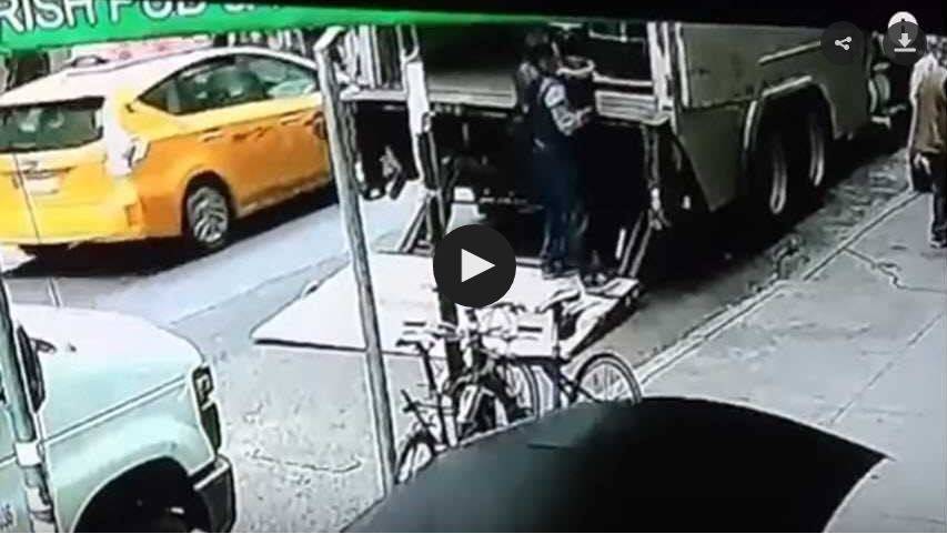 شاهد بالفيديو.. كيف وقع بين يديه كنزٌ من الذهب