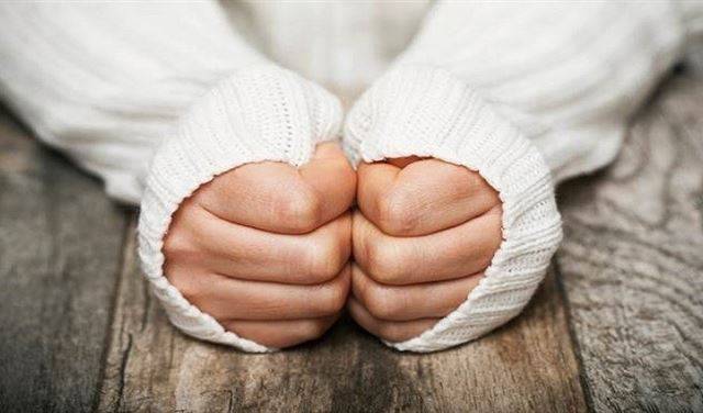 بعيدا عن البرد.. هذه أسباب تجمد أصابع اليدين