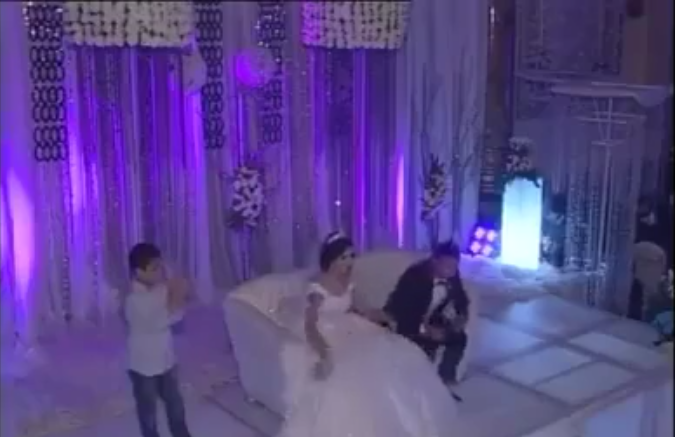 فيديو مؤثر - أم تغني لابنتها في حفل زفافها بأغنية رائعة