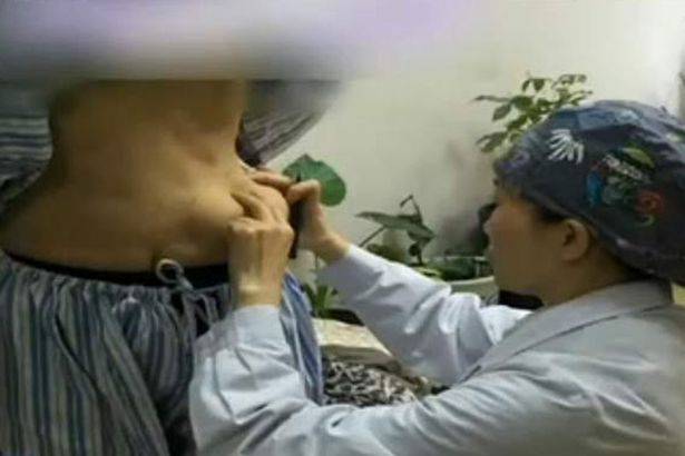 حاولت تكبير ثدييها فنَمَا لها ثدي جديد في بطنها!