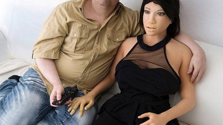 كارثة حقا... اشترى دمية صينية جديدة وبعد 10 دقائق فوجد بشيء لا يصدق!