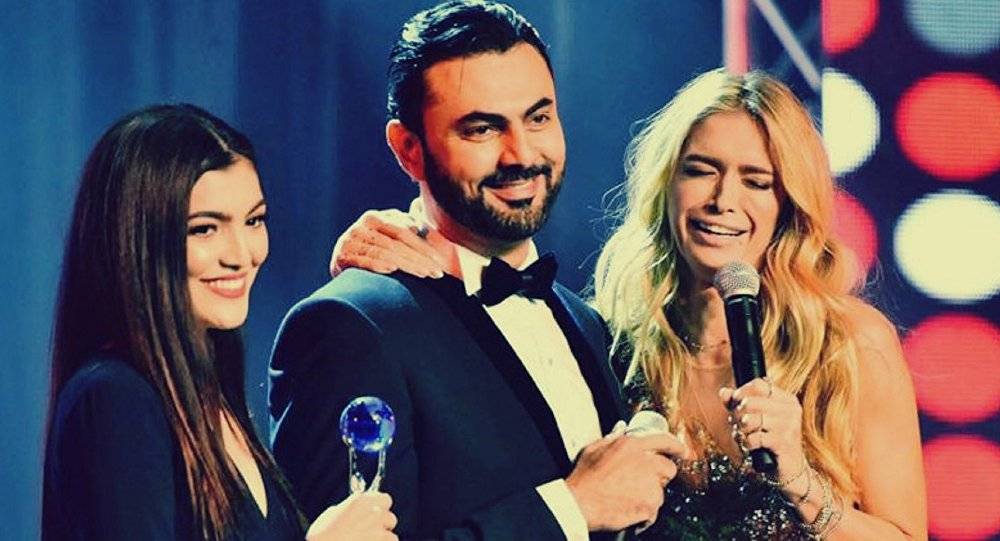 بالصور: فنانة روسية تقبل ممثلا مصريا...شاهد رد فعله