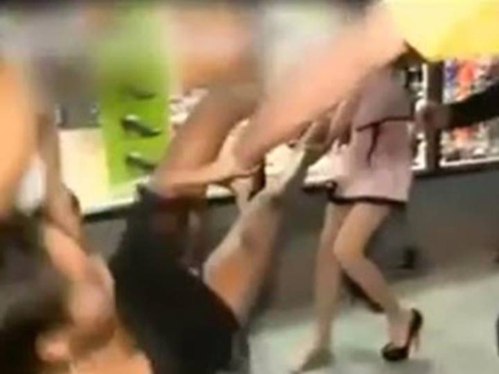 بالفيديو.. مشاجرة نسائية لن تشاهدها من قبل!