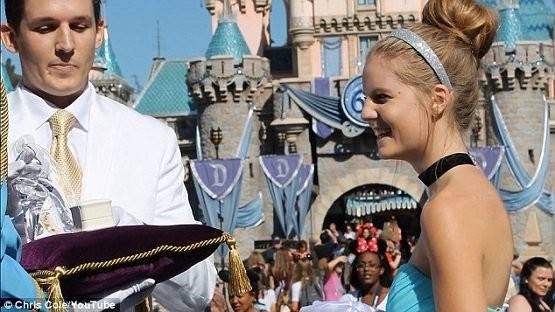 في Disneyland.. طلب يدها على طريقة سندريلا