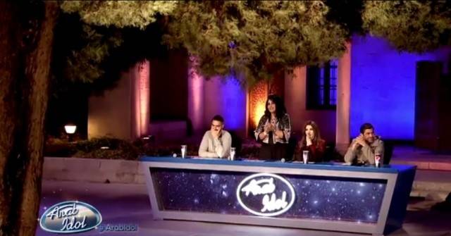 بالفيديو: متسابقة Arab Idol أجبرت احلام على الوقوف!