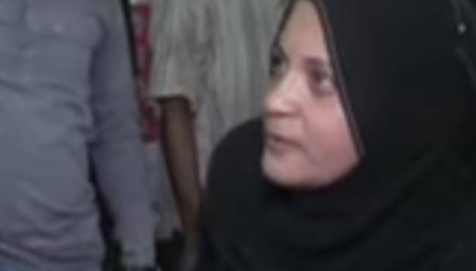 بالفيديو - رجل يضرب زوجته أمام الكاميرات ويهددها بالقتل .. شاهدوا رد فعل المذيعة!