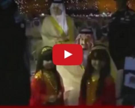 بالفيديو - الملك سلمان يمازح طفلة صغيرة في لقطة انسانية معبّرة