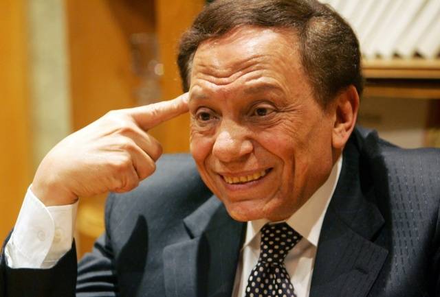 هل يؤجل عادل إمام مسلسله لظروف صحية؟