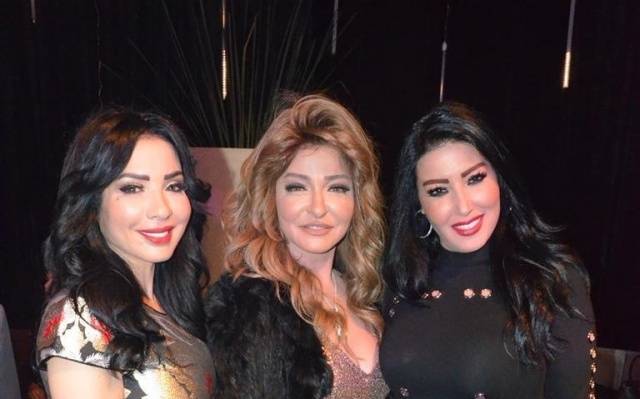 بالصور: حذاء سمية الخشاب وفستان عبير صبري الجريء يثيران الجدل!!