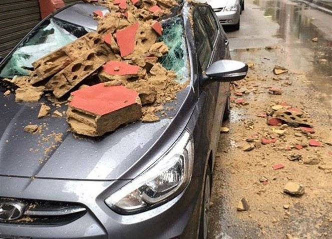 بالصور - إنهيار شرفة.. ونجاة مواطنين بأعجوبة في مار مخايل!