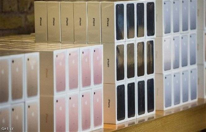 مدير يسرق 5700 هاتف من مصنع آيفون