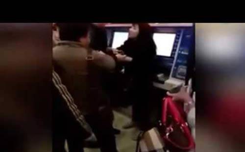 بالفيديو..لن تصدقوا ماذا فعل رجل مع امرأة تخطت الطابور بمحطة المترو!