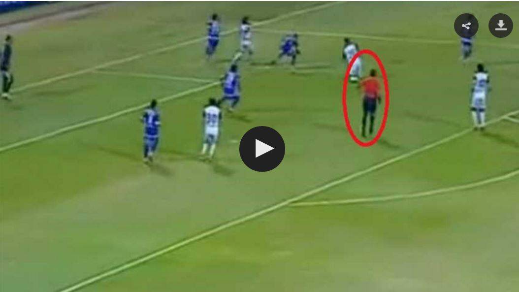 بالفيديو.. حكم يسجل هدفا تاريخيا في الدوري المصري!