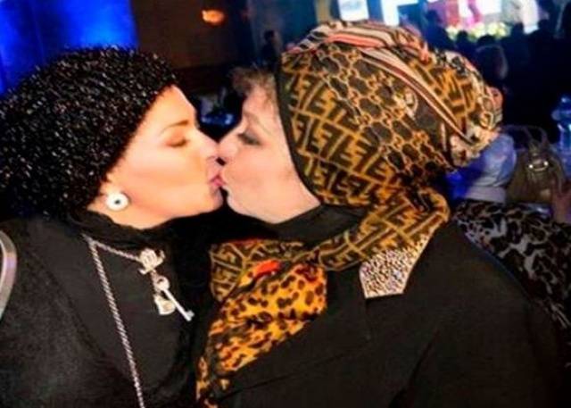 18+بالفيديو: قبلات للمشاهير أثارت الجدل وفضحتهم أمام الجمهور!