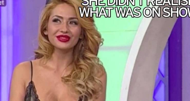 بالصور: موقف محرج لمُذيعة على الهواء مباشرة … والسبب فستانها!!