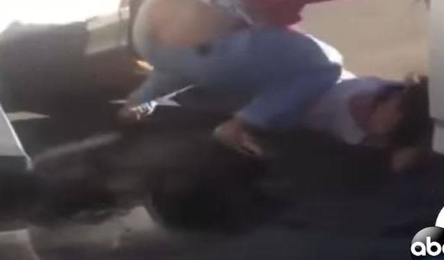 شاهد.. مشاجرة نسائية تتحول إلى معركة تحطيم سيارات