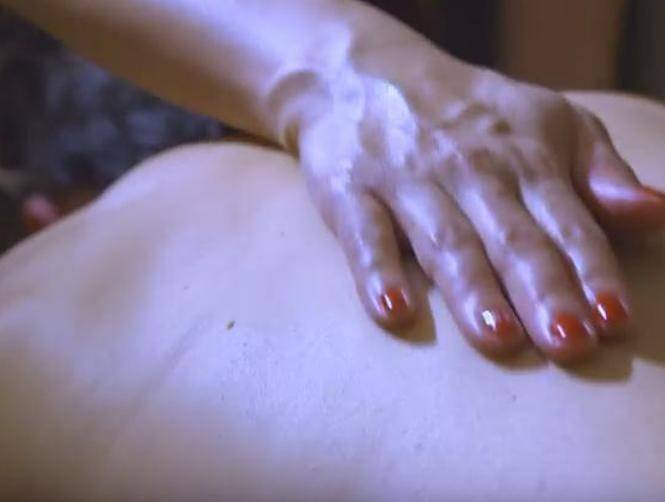 بالفيديو: روسيّة صدمت الناس بما فعلته مع 15 شابا!