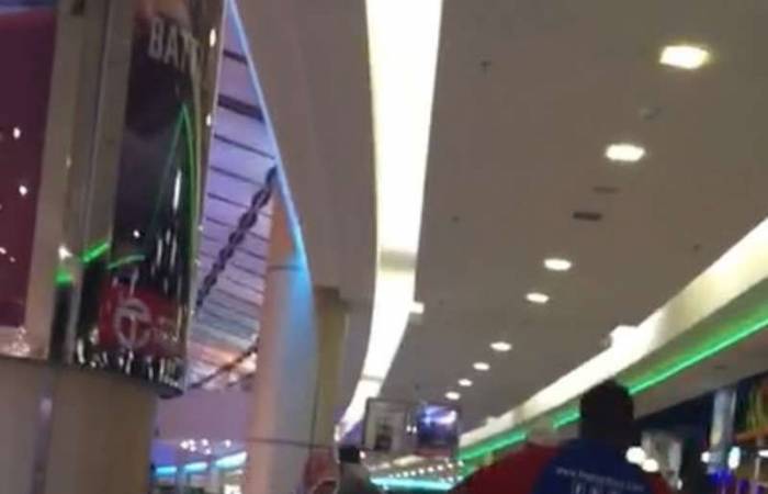 فيديو من داخل مركز تجاري - تحرش بزوجته و هذا ما حلّ به!