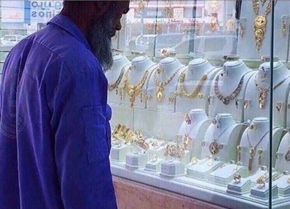 بالصور: مغرّد يسخر من عامل نظافة.. فماذا حصل بعد نشر صوره؟
