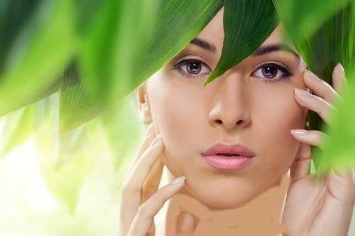 بينها غسل الوجه.. لا ترتكبي هذه الأخطاء بحقّ بشرتكِ