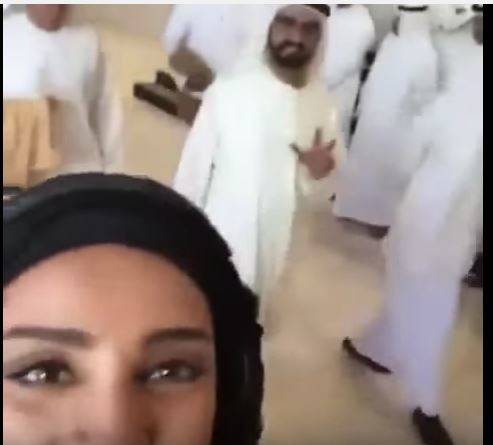 ردة فعل طريفة من حاكم دبي في فيديو "سيلفي" مع فتاة!