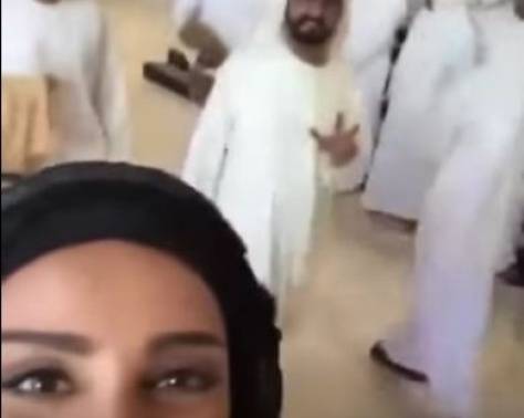 بالفيديو - شاهدوا رد فعل حاكم دبي أثناء تصوير فتاة "سيلفي" معه