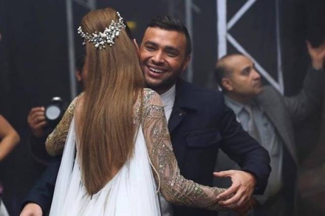 رامي صبري يكشف هل طلبت منه معجبة الزواج وهي تحضنه؟