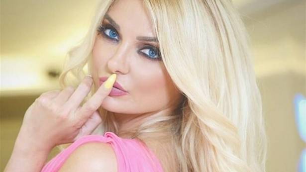 صورة لـ ميريام كلينك بلباس مُثير في أحضان ... بوضعية جريئة؟!